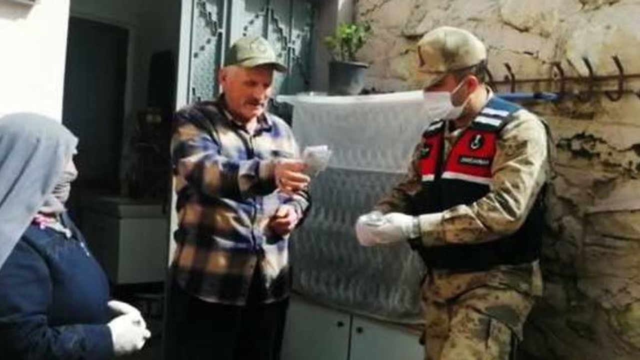 Demirhan çiftinden Milli Dayanışma Kampanyası'na bağış