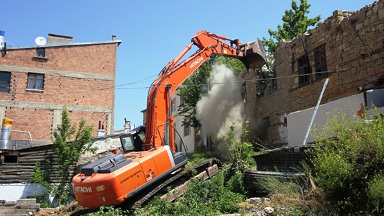 Bayburt'ta harabe binalar yıkılıyor