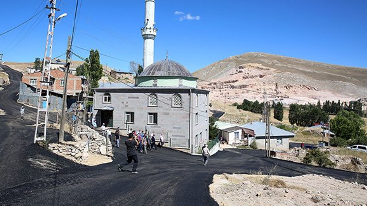 Manas'ta köy içi asfalt çalışması