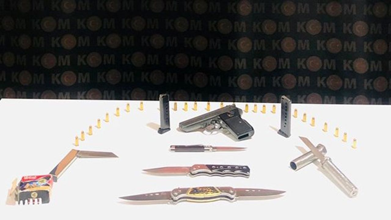 Bayburt'ta ruhsatsız tabanca ve kesici alet ele geçirildi!