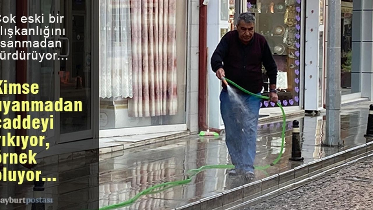 Bayburtlu esnaf Halit Kiki, her sabah bunu yapıyor, örnek oluyor...