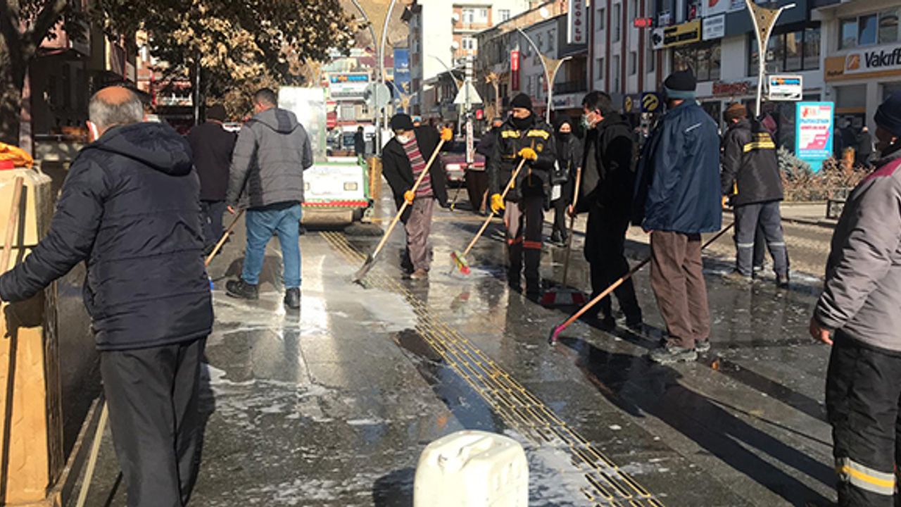 Bayburt'ta cadde ve sokaklarda temizlik devam ediyor