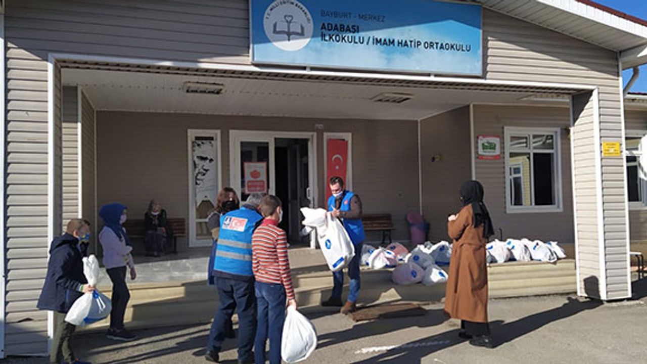 Deniz Feneri'nden Bayburt'ta 250 öğrenciye destek