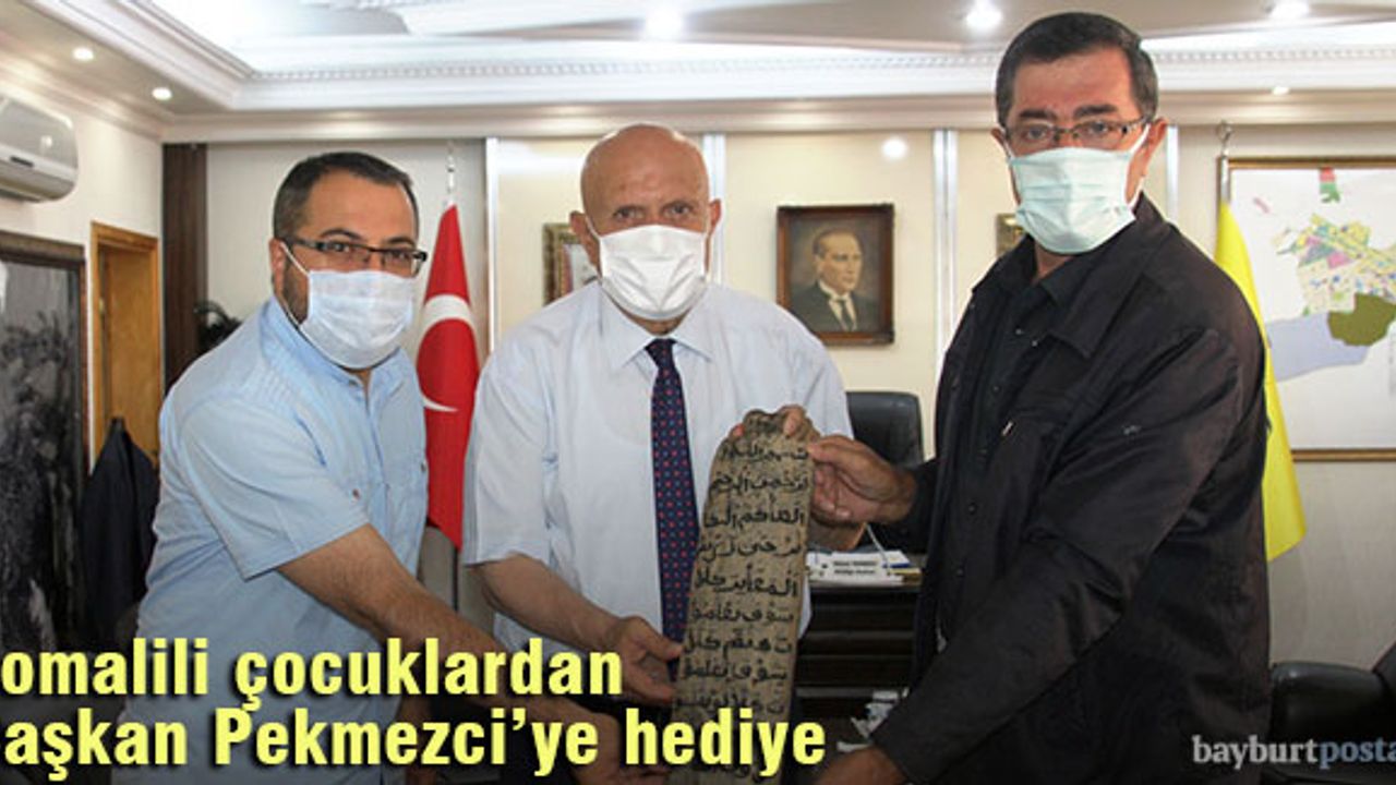 Somalili çocuklardan Başkan Pekmezci'ye hediye