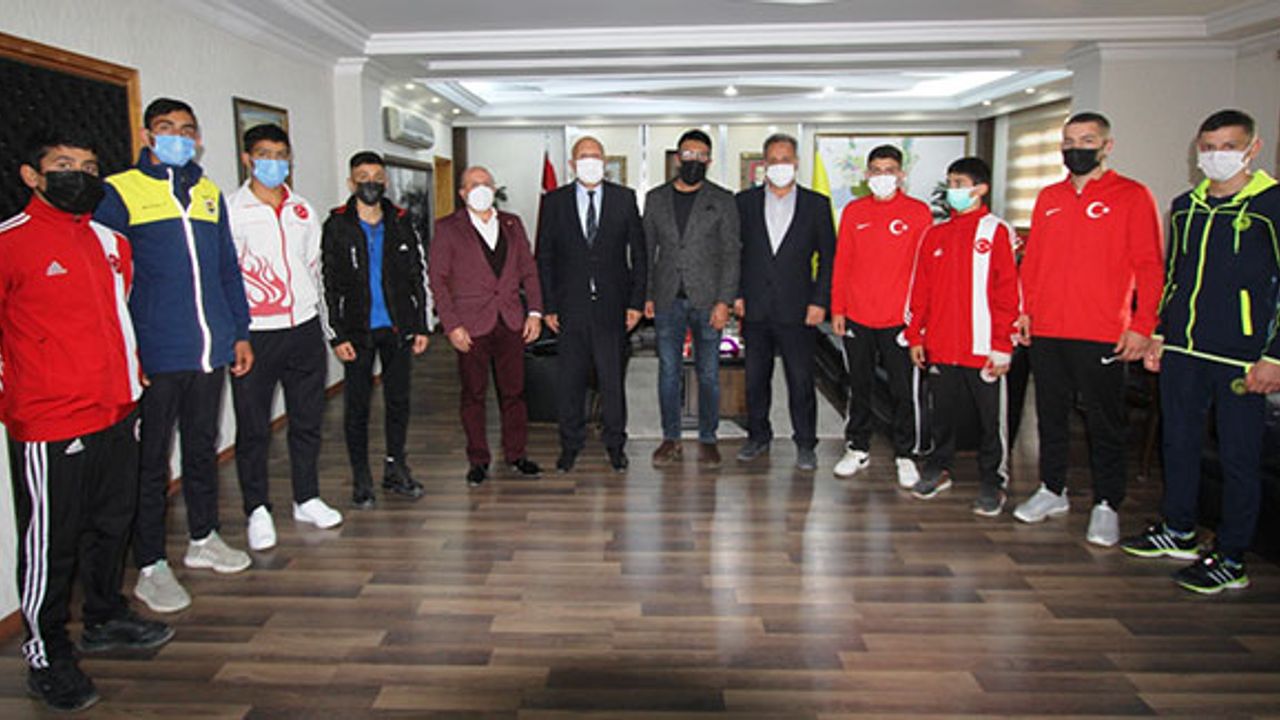 Milli Boksörlerden Başkan Pekmezci'ye Ziyaret