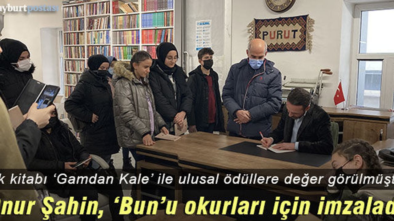 Onur Şahin, 'Bun' adlı ikinci kitabını okurları için imzaladı