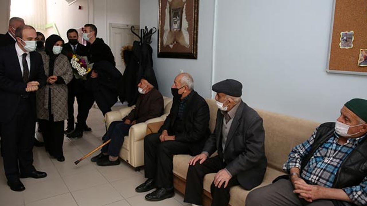 Vali Cüneyt Epcim, Huzur Evi Sakinleriyle Buluştu