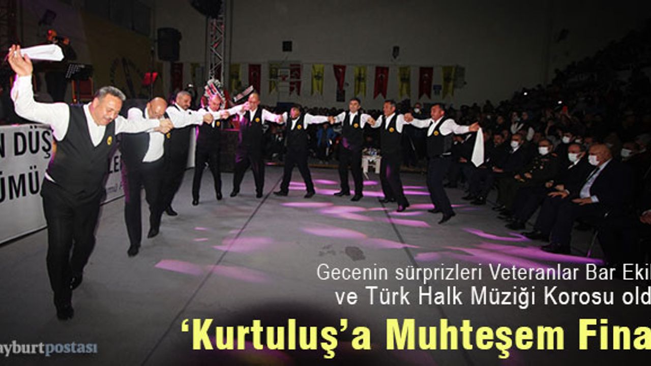 Kurtuluş Gecesi'nde Veteranlar Bar Ekibi ve Türk Halk Müziği Korosu Sürprizi