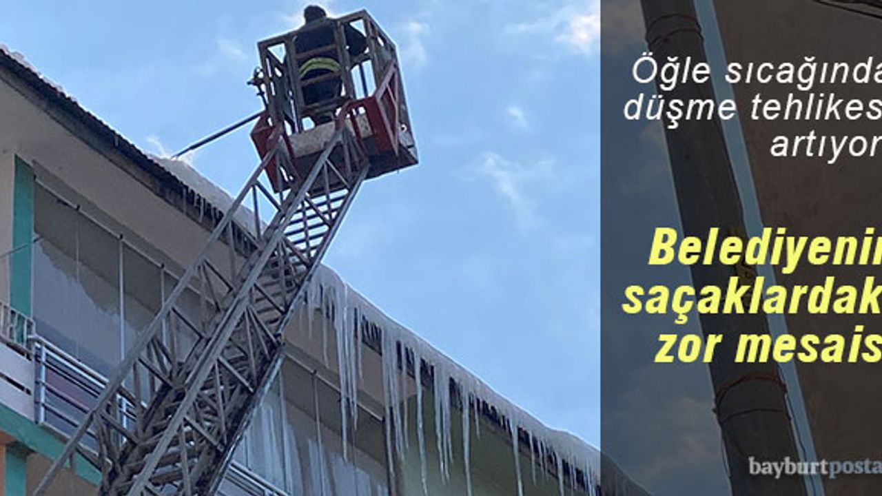 Bayburt Belediyesi, saçaklardaki buzları kırıyor!