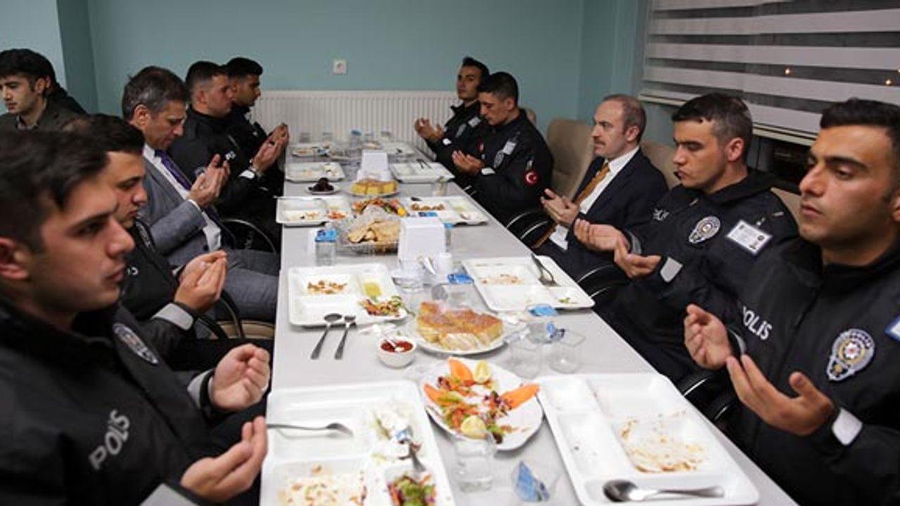 Vali Cüneyt Epcim, Polis Okulu öğrencileri ile iftar yaptı