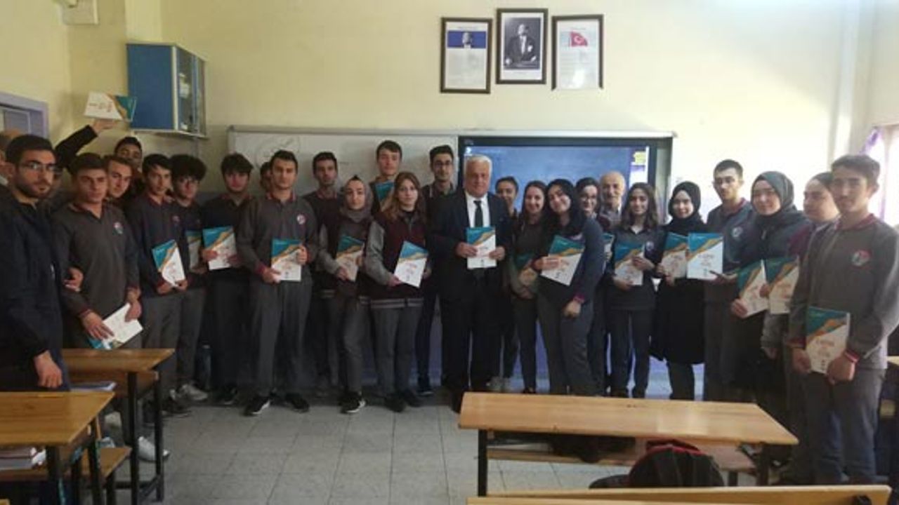 Bayburt'ta öğrencilere kaynak kitap dağıtıldı