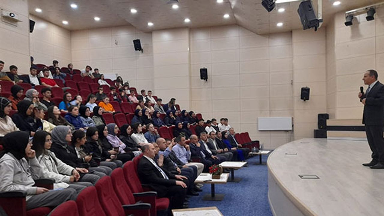 Akademisyenler, Gümüşhane ve Erzincan'da Bayburt Üniversitesi'ni anlattı