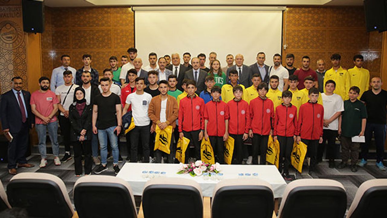 Bayburt'ta sporda Türkiye dereceleri alan öğrencilere ödül