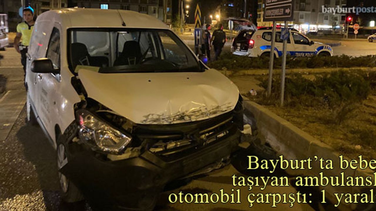 Bayburt'ta bebek taşıyan ambulansla otomobil çarpıştı!