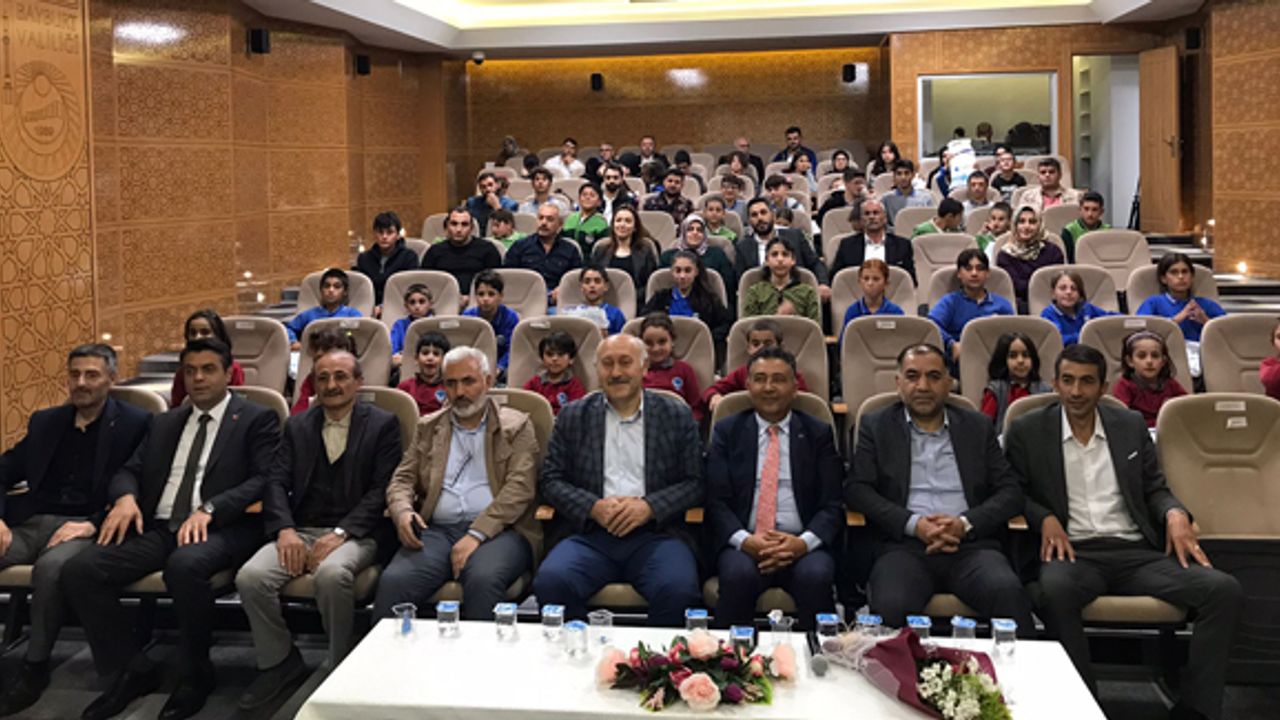 AK Parti Bayburt İl Başkanlığı'ndan 1000 öğrenciye kırtasiye malzemesi