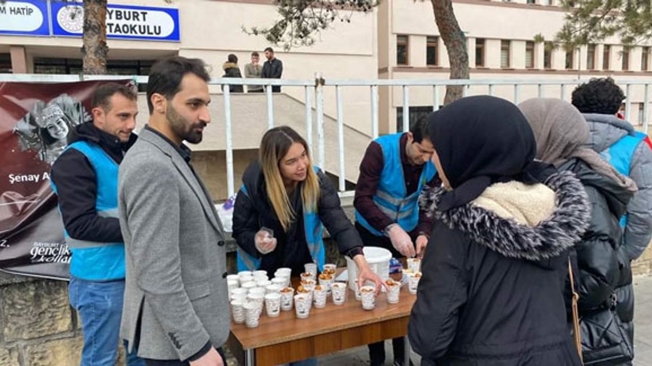 Bayburt AK Parti Gençlik Kolları'ndan lokma ikramı