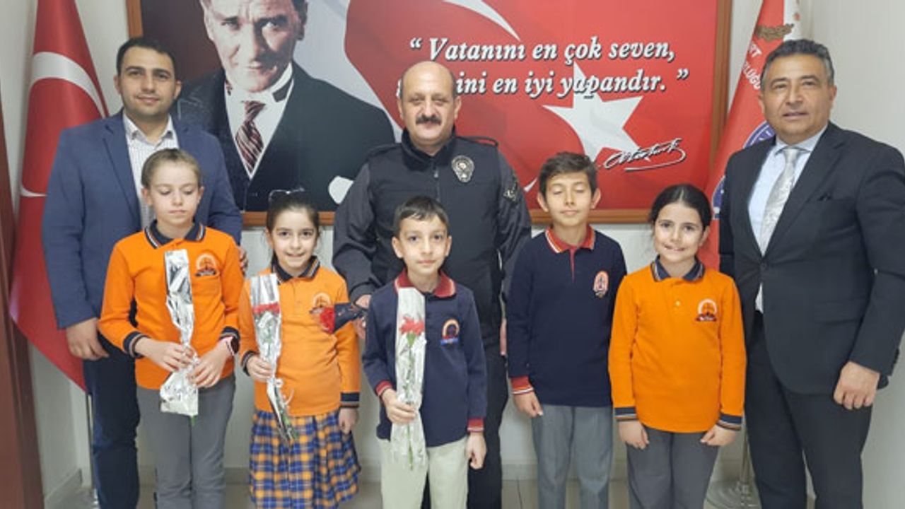 Bayburt'ta öğrencilerden Polis Haftası Kutlaması