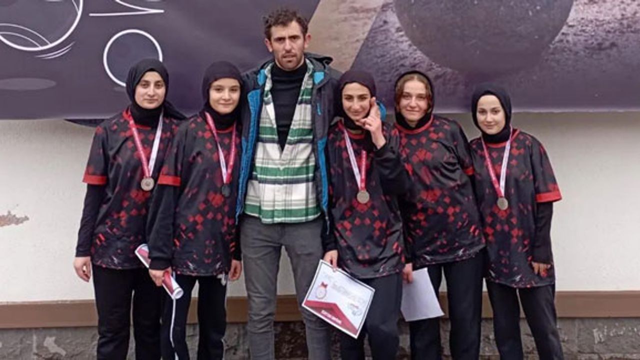 Hem kızlar, hem erkeklerde Bocce Bölge İkinciliği Bayburt'un