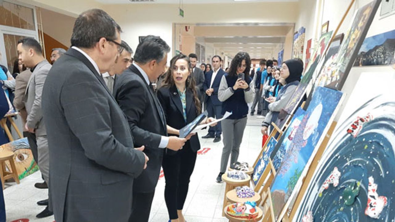Bayburt Fen Lisesi'nde Görsel Sanatlar Sergisi