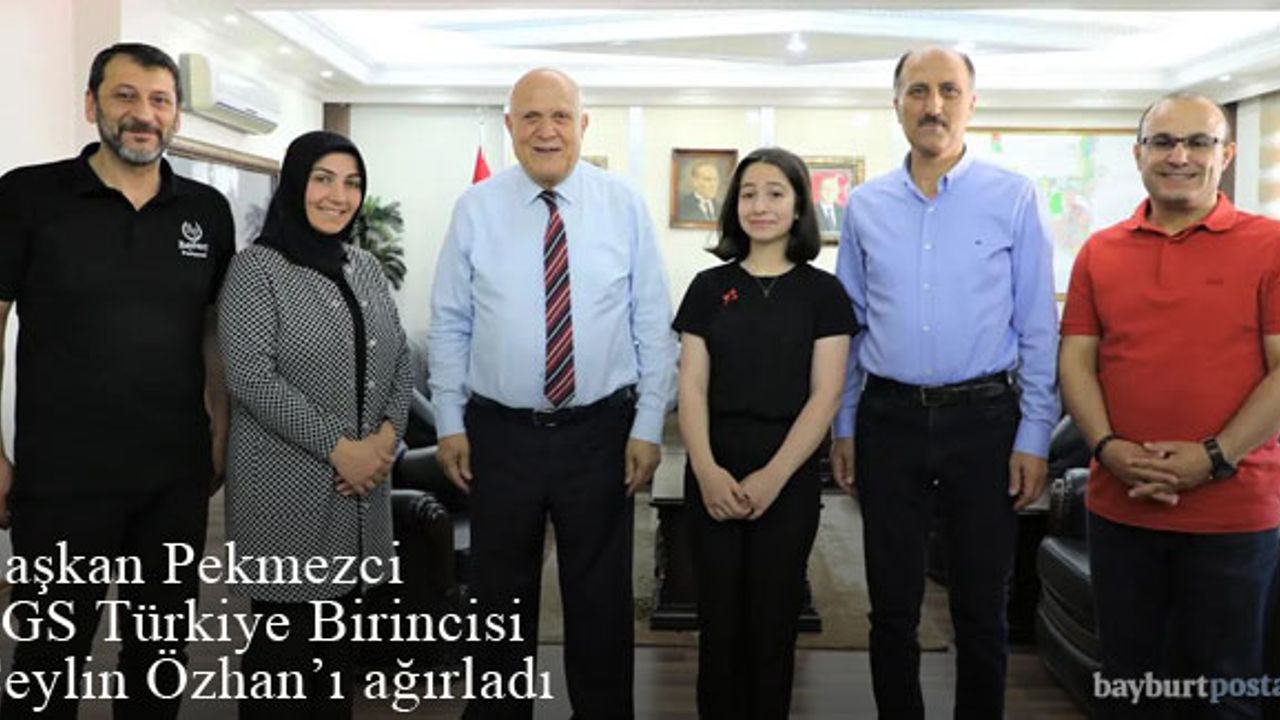 Başkan Pekmezci, LGS Türkiye Birincisi Ceylin Özhan'a altın hediye etti