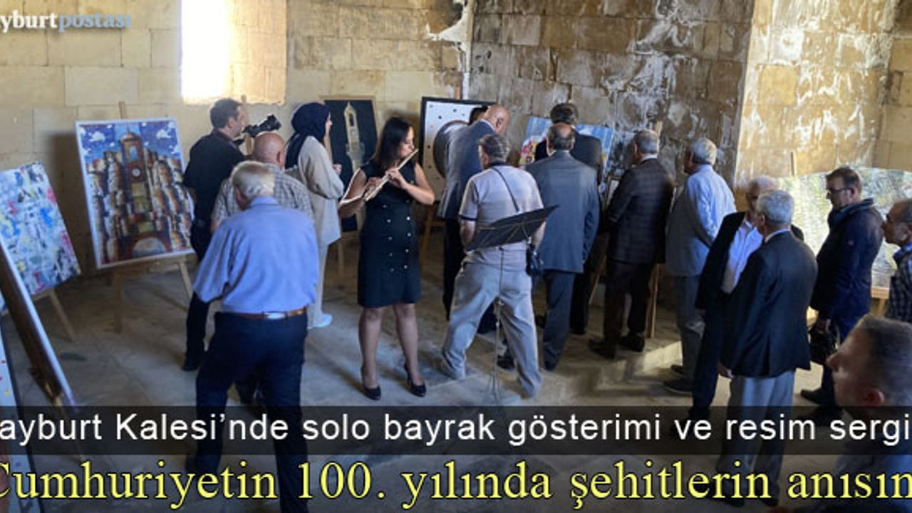 Bayburt Kalesi'ne şehitleri simgeleyen 2023 bayrak dikildi