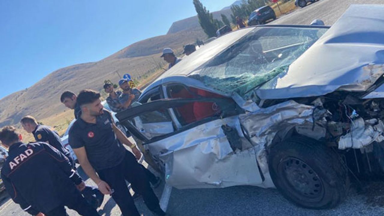 Bayburt'ta otomobil ile çekici çarpıştı: 3 yaralı! 