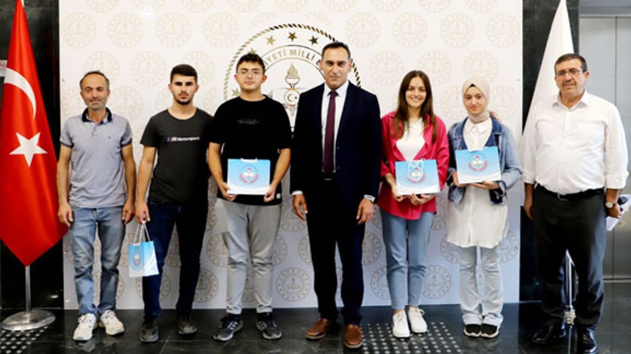 Bayburt'ta YKS’de dereceye giren öğrenciler ödüllendirildi