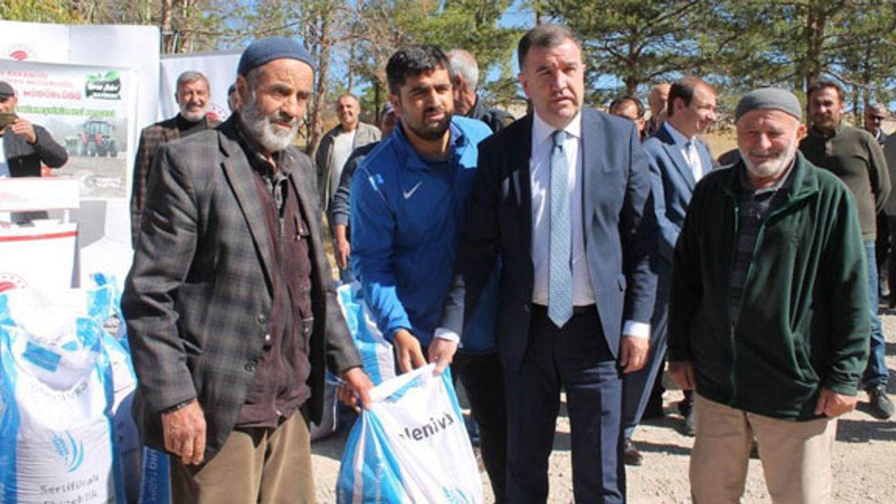 Bayburt'ta çiftçilere yüzde 50 devlet katkılı buğday tohumu dağıtıldı 