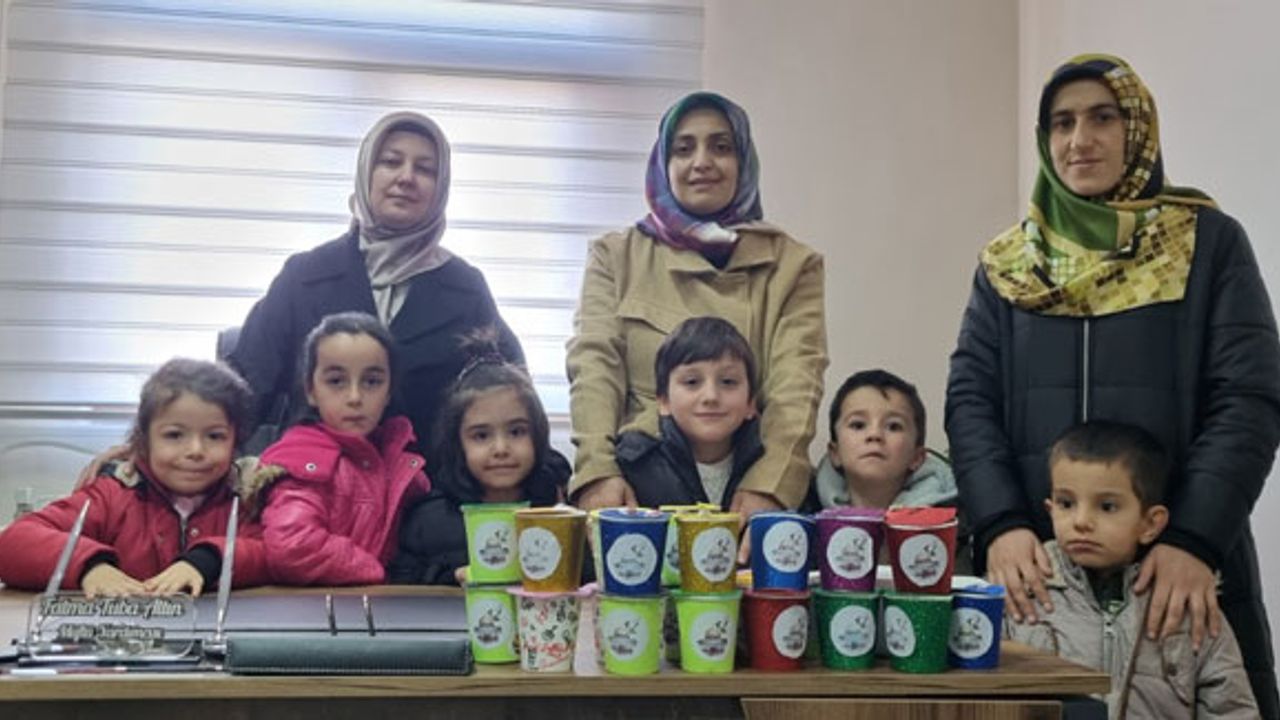 Minik öğrenciler kumbaralarını Filistin için açtılar