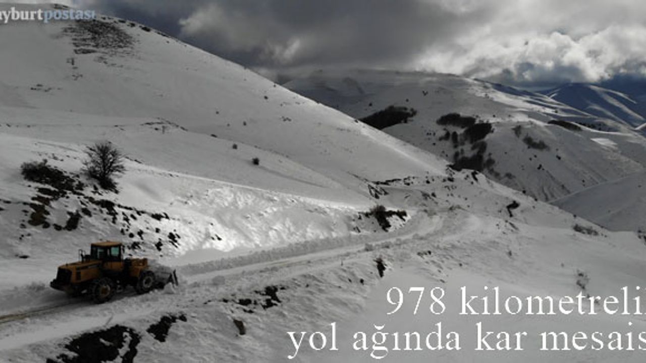Bayburt Özel İdaresi'nin 978 kilometrelik yol ağında kar mesaisi