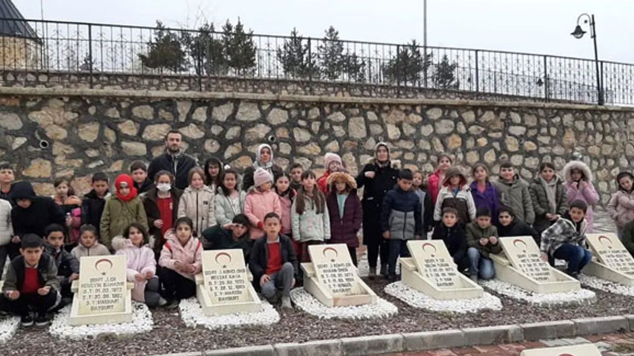 Bayburt'ta öğrenciler şehitlik anıtına karanfiller bıraktılar