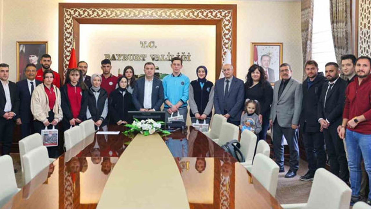 Bayburt Valisi Mustafa Eldivan başarılı öğrencileri ağırladı