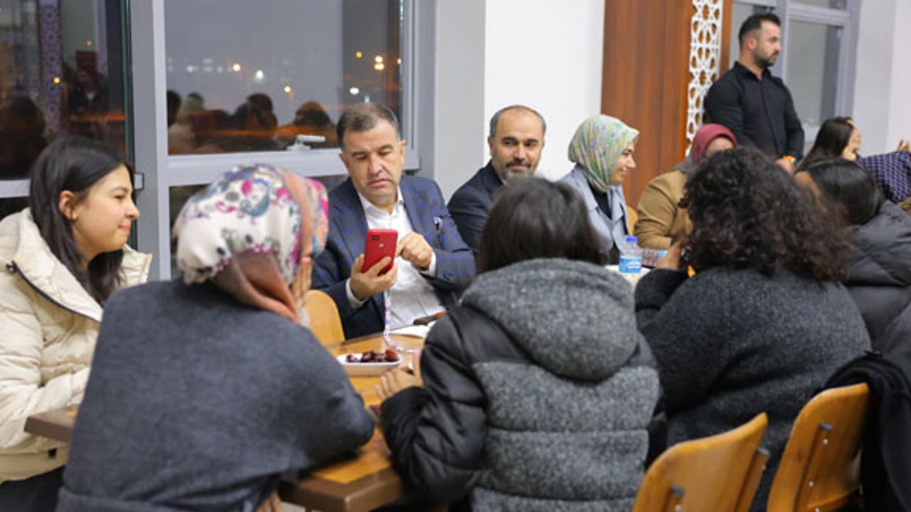 Vali Mustafa Eldivan öğrencilerle iftar açtı