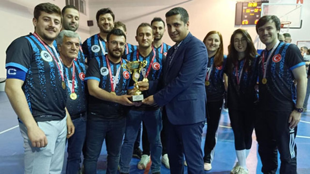 Aydıntepe'deki Voleybol turnuvasının kazananı belli oldu
