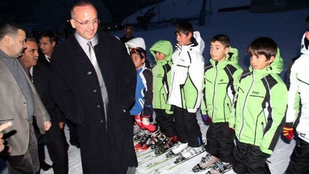 Bitlis'te kayak öğrenmek isteyen öğrencilere kayak takımı hediye edildi