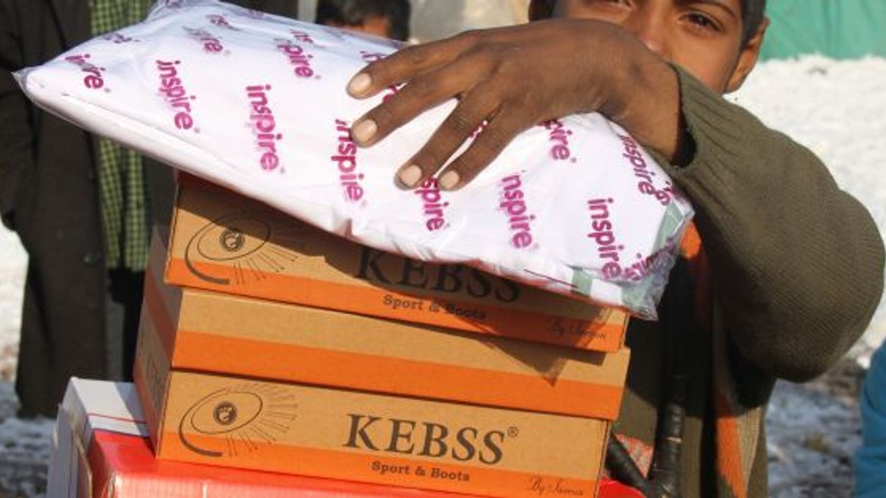 Çadırda donma tehlikesi yaşayan 60 Suriyeli aileye yardım eli uzandı