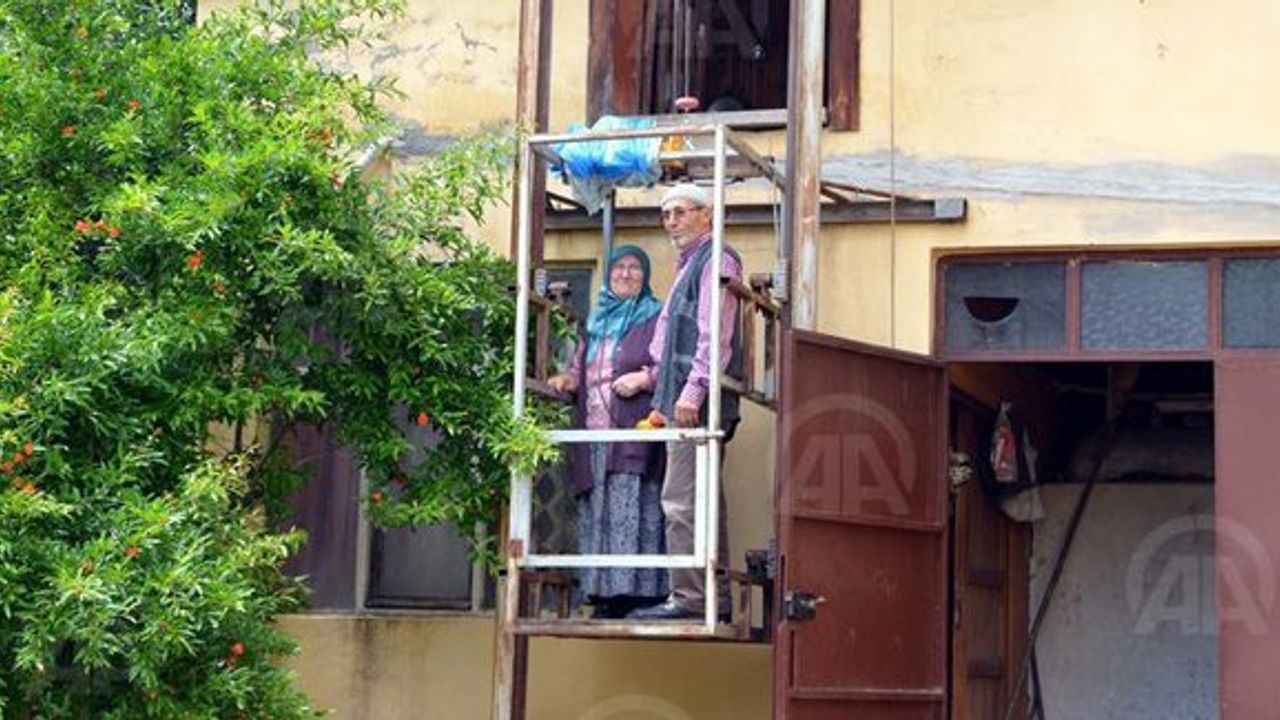 Eşi için kendi imkanlarıyla eve asansör yaptı