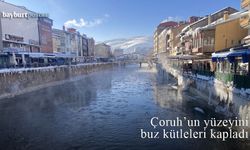 Çoruh Nehri'nin yüzeyini buz kütleleri kapladı