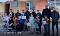 Bayburt Ülkü Ocakları üç köy okulunda karne hediyesi dağıttı