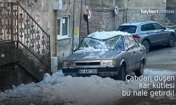 Bayburt’ta çatıdan düşen kar kütlesi bir otomobile daha zarar verdi!