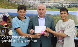 Bayburt'ta Şölen Sevinci: İkramiyeli Balonlar Gençlere Hediye Kazandırdı