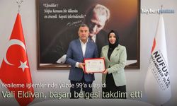 Bayburt Valisi Eldivan'dan Kimlik Kartı Başarısına Ödül