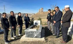 Bayburt’ta vefat eden öğretmenler mezarları başında anıldı