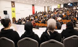 Bayburt'ta Gençler Münazarada Karşılaştı: "Eğitimde Teknoloji mi, Öğretmen mi?"