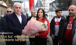 Bayburt’un Gururu Elif Nur Turhan, çiçeklerle karşılandı