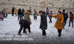 Bayburt’a Mevsimin İlk Karı Düştü: Çocuklar Okul Bahçesinde Kar Keyfi Yaptı
