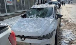 Bayburt’ta çatıdan düşen kar araçları ezdi!