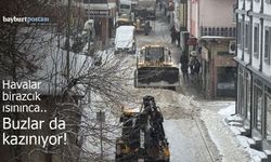 Bayburt Belediyesi havaların ısınmasıyla buzları da kazıyor