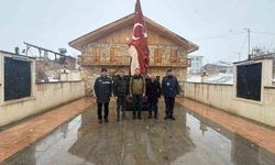 Kaymakam Bayram'dan Şehit Kadınlar İffet Anıtı’nı ziyaret etti