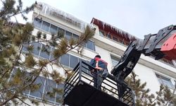 Bayburt Belediyesi buz sarkıtlarını temizledi